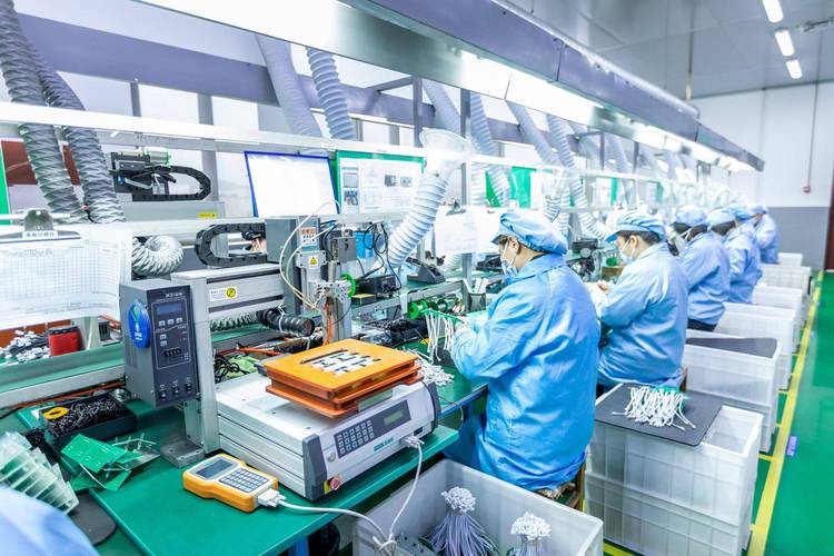 深圳電子廠與軟件開發崗薪資差異解析 工廠普工與技術新貴的收入對比